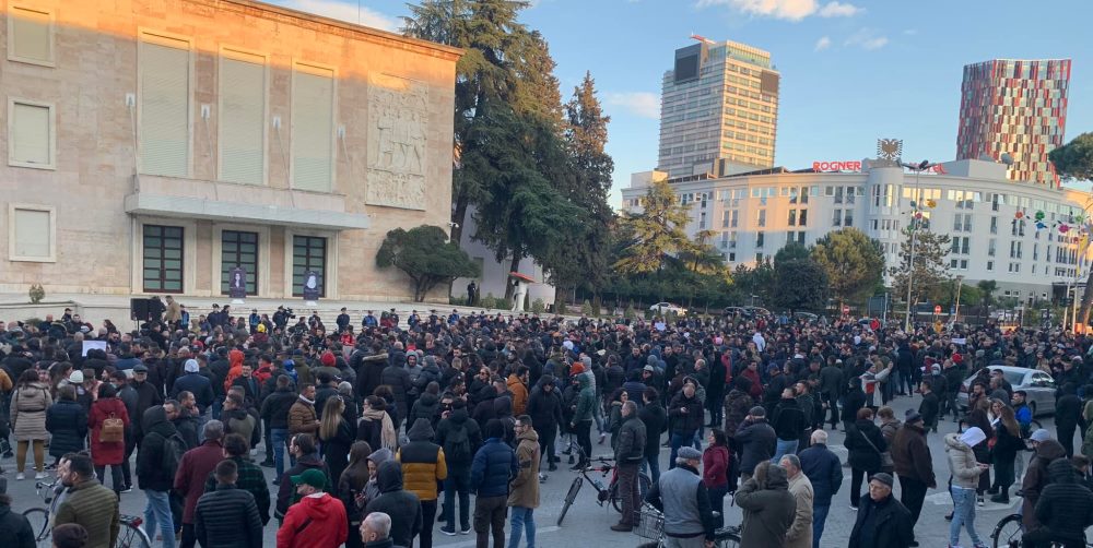 Cmimi i naftes arrin shifer rekord, qytetaret paralajmerojne proteste